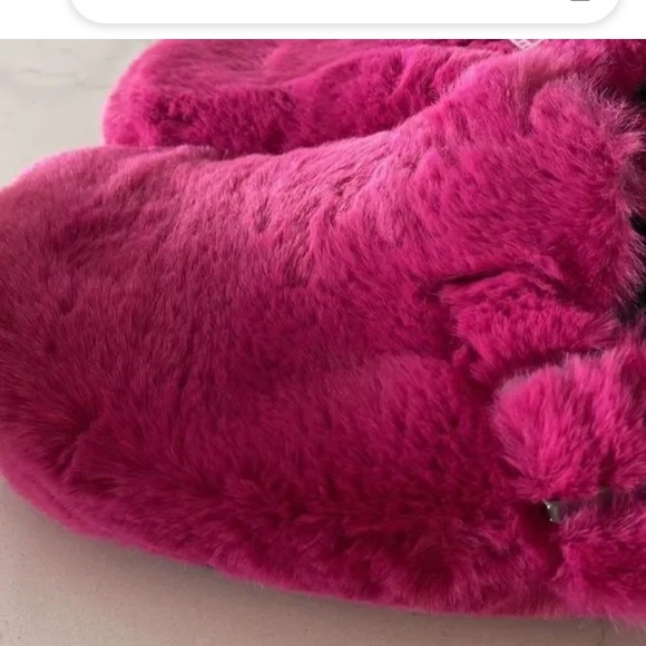 Women’s Carvela Magenta/HOT PINK Fur Mules, Size 7.5 NWT - Picture 3 of 6